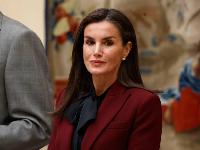 Letizia estrena un dos piezas burgundy con una original blusa para su  encuentro con los medallistas olímpicos