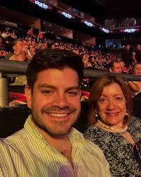 Me acabo de enterar que el día Miércoles Christopher Carmona Tellez  falleció, 2 días después de haber ido a conocer a su banda favorita :') Tan  siquiera cumplió uno de sus tantos