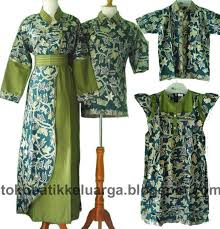 Kalian bisa memadukan setelan batik dengan corak corak yang lebih resmi. Model Baju Batik Trend Ala Nok Dewi Google Busana Batik Gaun Batik Model Pakaian
