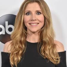 Popular sarah chalke & j.d. Sarah Chalke Clothes Outfits Brands Style And Looks Spotern