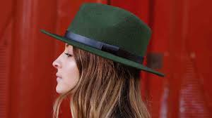 © geoffroy van der hasselt / afp le tribunal judiciaire de paris, en septembre 2020. Tendance Printemps Ete 2019 Comment Porter Le Chapeau Voici