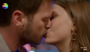 Aile dizisindeki öpüşme sahnesi izleyicinin tepkisini çekti - Dailymotion  Video