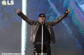 L'esordio assoluto di vasco rossi in un concerto da solo (con il supporto della base registrata) avviene all'aula magna dell'istituto corni di modena nel 1977. Vasco Rossi 4 Concerti Nell Estate 2020 Lifestyle Blog