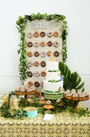 Safari Baby Shower Jungle Baby Shower Theme Love This Beautiful Jungle Inspired Baby Shower With A Donut Wall And Paire Idee Deco Baby Shower Deco Baby Shower