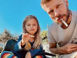 Rodrigo Hilbert faz bicicleta para a filha: 'bike nova da Maria'