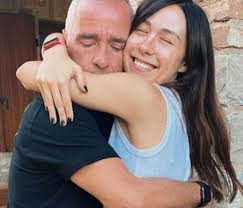 L'amicizia con il cantante è nata sui social qualche mese fa,. Eros Ramazzotti Beccato A Mykonos Con Marta Delogu