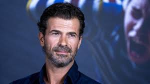 Rodolfo Sancho, muy atento a la visita de Silvia Bronchalo, madre de su  hijo Daniel, a la cárcel de Tailandia