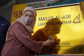 Menteri ini disokong oleh timbalan menteri pelancongan, kesenian dan kebudayaan iaitu yang berhormat datuk dr. Menteri Pelancongan Seni Dan Budaya Malaysia Menyempurnakan Pembukaan Rasmi Masjid Al Asr Dalam Lawatan Kerja Ke Kampung Meritam Limbang Sarawak Portal Rasmi Kementerian Pelancongan Seni Dan Budaya Malaysia