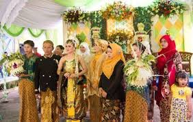 Bangsa indonesia sangat menjunjung tinggi keramahtamahan dan sopan santun. Macam Macam Dan Contoh Adat Istiadat Berbagai Daerah Di Indonesia