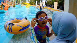 Maka saran kami, carilah kontraktor kolam renang yang. Kolam Renang Anak Kecil Belajar Berenang Dan Bermain Air Di Waterboom Depo Pelita Youtube