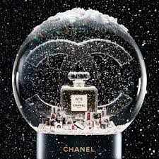 Celebrate hallmark channel's countdown to christmas in 2021! Chanel No 5 L Eau Winterkampagne Mit Lily Rose Depp Neuigkeiten