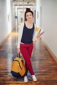 Du bist doch schon ein großer j.; Junge Brunettestudentin Weiblicher Zeichnungsdesignerkunstler In Der Halle Der Collegeuniversitat Person Bei Der Arbeit Stockbild Bild Von Ausdruck Authentisch 95604371