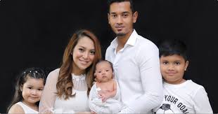 Mawar memuat naik sekeping foto bersama emma di laman instagram. Lebih Baik Diam Dari Menguris Hati Orang Lain Mawar Rashid Satkoba Press