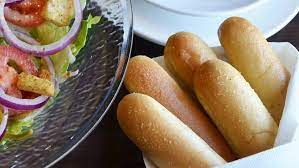Olive garden offers unlimited breadsticks, salad, and soup on both lunch and dinner menus, but at different price points. The Truth About Olive Garden S Unlimited Soup And Salad