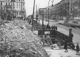 1943 Erste Verwuestungen In Der Frankfurter Allee Der U Bahnhof Petersburgerstrasse Ist Geschlossen Das Alles War Erst Der Geschichte Berlin Geschichte Berlin