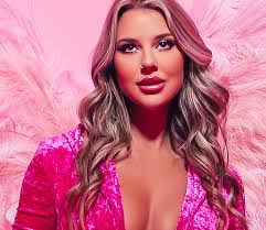 Caroline Dodd's Instagram, Twitter & Facebook