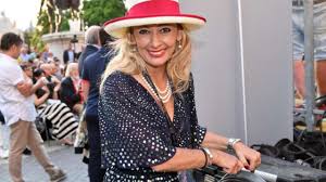 Assieme a nico fidenco, gianni meccia e jimmy fontana, vianello può considerarsi esponente di. Elfrida Ismolli Chi E La Moglie Del Cantante Edoardo Vianello