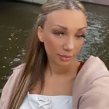 Elise Clayton's Instagram, Twitter & Facebook