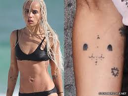 The arrow on the right foot is tattoo: Zoe Kravitz S 55 Tattoos Meanings Steal Her Style Zoe Kravitz Tattoos Minimalist Tattoo Tattoos