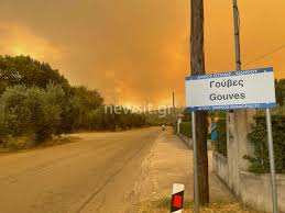 Thousands of people have fled their homes on the greek island of evia as wildfires burned uncontrolled for a sixth day on sunday, . Wnpiu8sv8ymm7m