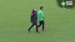 Florian kohfeldt ist einer der shooting stars unter deutschlands fußballtrainern. Werder Bremen Florian Kohfeldt Faltet Yuya Osako Zusammen Youtube