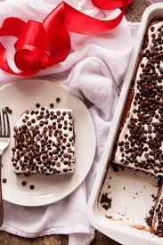 Layered with a cream cheese and pudding layer, sandwiched between whipped topping and luscious oreo crust, it's too die for! Chocolate Dessert Lasagna Lush Its Yummi