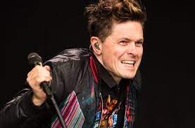 Michael patrick kelly tabs, chords, guitar, bass, ukulele chords, power tabs and guitar pro tabs including roundabouts, shake away, beautiful madness, hope, renegade. Michael Patrick Kelly Auf Dem Stuttgarter Flughafen Schuttel Deine Kiste Kultur Stuttgarter Nachrichten