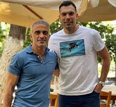 Ο σταύρος δογιάκης είναι 53 ετών, λάτρης του ποδοσφαίρου, water sports και της καλής ζωής. Ryweh3pxyxtiom