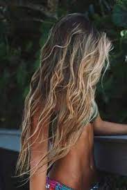 Sommer Sonne Surfer Look Lassige Beach Waves Zum Nachstylen Haar Styling Surfer Wellige Frisuren