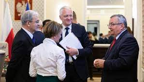 Wzrost wśród innych znanych polityków, którzy przekroczyli 180 cm są m.in. Gowin Szybszy Wzrost Nakladow Na Nauke Musi Byc Priorytetem