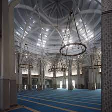 It has an area of 30,000 m2 and can accommodate more than 12,000 people. Archidiap Moschea E Centro Culturale Islamico