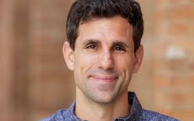 El científico egresado leonés César de la Fuente descubre nuevos  antibióticos. “En la Universidad de León hay un talento tremendo y un  profesorado increíble”