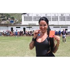 Ex-atriz pornô Elisa Sanches quer se tornar árbitra de futebol, mas revela  empecilho