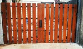 Motif kayu pada pagar dengan corak kayu alami hingga menimbulkan kesan mewah yang elegan dan minimalis. 15 Desain Pagar Kayu Minimalis Modern Kayu Solid Murah