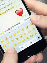 Smiley emoji emoticon gesicht lächeln glücklich emotion emotionen cartoon emoticons. Whatsapp Und Co Sagen Emojis Mehr Als Worte Augsburger Allgemeine