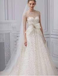 L'abito da sposa di una primavera sarà dai toni caldi come l'avorio e il crema, per chi non vuole rinunciare quanto ai gioielli una summer vince sempre con diamanti e perle, oro bianco e platino e perchè no. Nozze Glam La Sposa In Avorio E Oro La Fata Madrina Alessandra Cristiani