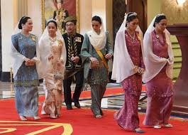 Saat kunjungan ke istana bogor, ketiga puteri raja abdullah itu tampil kompak dengan busana serba putih. Tengku Puteri Jihan Anggun Mengenakan Busana Permaisuri Agong Utusan Borneo Online