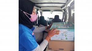Gaji kurir lazada, sangat menjanjikan. Febriani Intan Satu Satunya Mitra Kurir Perempuan Pengemudi Van Di Hub Lazada Jatake