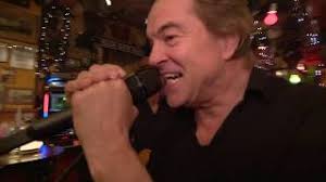 The song in concept introduces alex, who is the central character on the concept album and who is based on the main character of stanley kubrick's 1971 movie a clockwork orange. Die Toten Hosen Hier Kommt Alex Live 9 11 2019 Youtube
