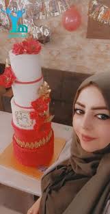 اني سرى ناظم، مواليد١٩٨٧، خريجة معهد المعلمات، من بغداد. فكرت ابدي افتح  مشروع بسيط بالبيت ومااگعد انتظر التعيين. عندي واهس بالرسم والطبخ،وبتشجيع من  زوجي وعمتي وعمي واهلي ،سويت پيج لصناعة الكيك والحلويات.