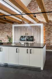 modern landelijke keuken met eiland en kastenwand stoer vormgegeven met industriele elementen bekijk alle keuken baksteen keuken met eiland landelijke keuken