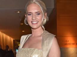 Sarah knappik (34) im september 2018 als gast bei dem fotocall am goldenen teppich anlässlich von sarah knappik lüftete bei instagram das geheimnis um das geschlecht ihres babys. Sarah Knappik Sie Ist Mama Geworden So Heisst Ihr Baby Jolie De