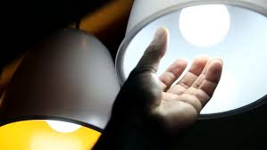 Sem taxa extra: Aneel mant&eacute;m bandeira verde nas contas de luz em abril