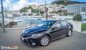 2018 toyota camry hybrid le. 2018 Toyota Camry Hybrid Sx Car Review Builder In A Tux Drivelife