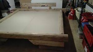 Nachdem ich mir von einer bekannten alte holzbalken eines stadels besorgt habe ging es an die arbeit. Designer Balken Bett Aus Alten Wurm Holz Und Handgehackten Balken Handarbeit Ebay