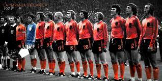 Un Futbol Nuevo Envuelto En Camisetas Naranjas Que Aunque Era La Vestimenta Clasica De Holanda Incorporaban Por Su Singularid Holland 1974 World Cup Futbol