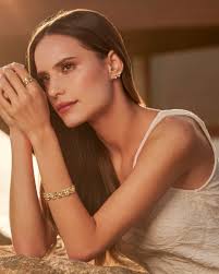 From sea to sparkle, wearing the ocean's essence in shimmering 18K gold.  Our stunning Sea Necklace, evoking the movement and sparkle of the ocean's  waves. #LuísaRosas #SeaCollection #FineJewellery