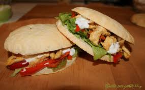 Delicato e poco costoso, il petto di pollo è uno dei tagli di carne più amati soprattutto grazie alla sua versatilità… basta poco infatti per dargli ogni giorno un tagliatelo a bocconcini da infilzare su uno stecchino, aggiungete una spolverata di paprika e avrete degli sfiziosi spiedini di pollo piccanti per. Panino Alla Turca Con Kebab Di Pollo