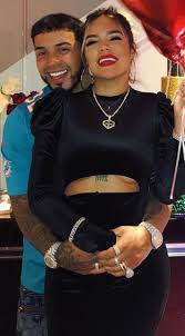 Anuel aa inicia la canción secreto con la palabra bebecita y luego cuenta lo maravillosa que es su relación con karol g, pero lo anuel aa aprovecha la popularidad que tiene en las redes sociales para compartir fotos con karol g y no duda en llamarla bebecita, palabra que hace suspirar a sus. Cual Es La Forma Correcta De Escribir Bebecita La Rae Responde La Mega