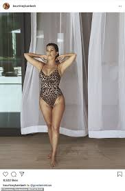 Wiederholt als die dickste der kardashians betitelt begann khloé schließlich, an besagten kurven zu feilen, ging regelmäßig ins fitnessstudio und präsentierte ihren. Kourtney Kardashian Schiesst Keeping Up With The Kardashians Mit Kendall Jenner Aktuelle Boulevard Nachrichten Und Fotogalerien Zu Stars Sternchen
